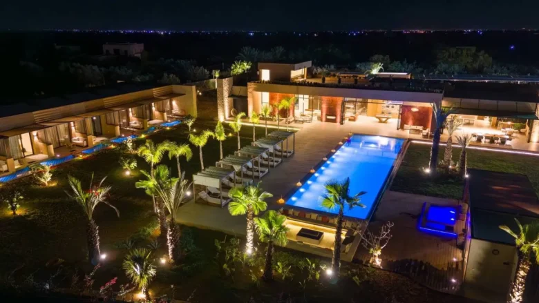 Villa Almaz est une grande villa privée de luxe située aux portes de la Palmeraie de Marrakech.