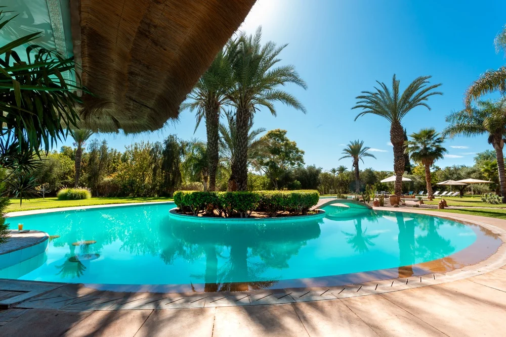 Location villa Marrakech pour famille : trouvez la villa idéale 2 Repas familial sur la terrasse d’une villa à Marrakech