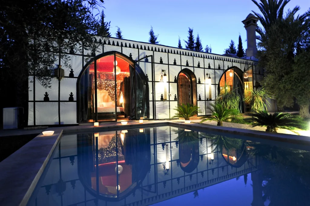 Villa Luxe Marrakech : Le Guide Complet pour une Location d'Exception 1 Location villa luxe Marrakech avec piscine privée turquoise et jardin de palmiers