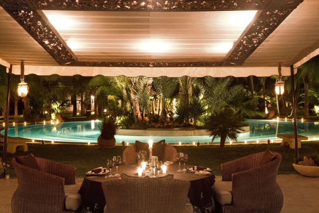 Villa Luxe Marrakech : Le Guide Complet pour une Location d'Exception 3 Famille profitant de villa luxe Marrakech piscine