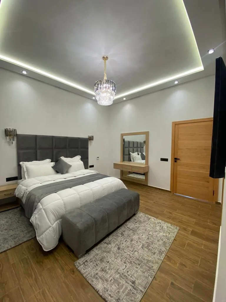Location villa Marrakech route de l’Ourika : villas, quartier et conseils 2 Chambre avec salle de bain dans une villa de luxe route de l’Ourika.
